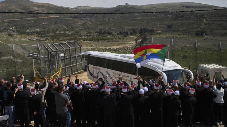 האוטובוסים הישראלים נכנסו  לסוריה כדי לאסוף מעל 100 אנשי דת דרוזים לתחילת הביקור בקבר הנביא שועייב