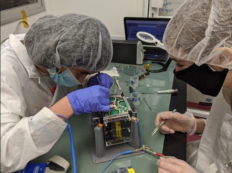 תלמידי הפרוייקט במהלך ביצוע בדיקות מערך האנטנות בלווין 