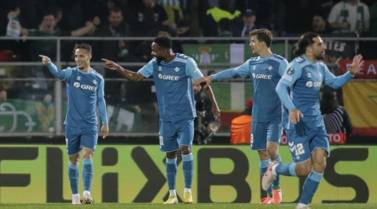 שחקני בטיס חוגגים (רויטרס) שחקני בטיס חוגגים