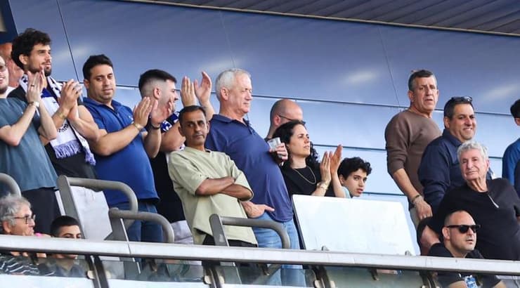 בני גנץ ביציע (שחר גרוס) בני גנץ ביציע