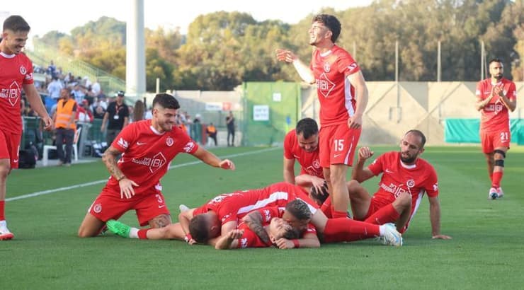 חגיגה גדולה בהפועל תל אביב (אופיר מגדל) חגיגה גדולה בהפועל תל אביב