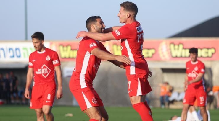 שחקני הפועל תל אביב חוגגים (אופיר מגדל) שחקני הפועל תל אביב חוגגים