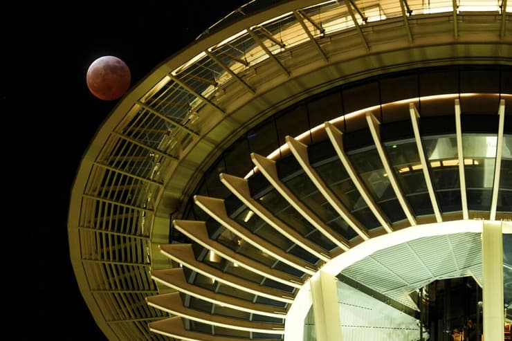 ליקוי הירח כפי שתועד מסיאטל (צילום: AP Photo/Lindsey Wasson) ליקוי הירח כפי שתועד מסיאטל