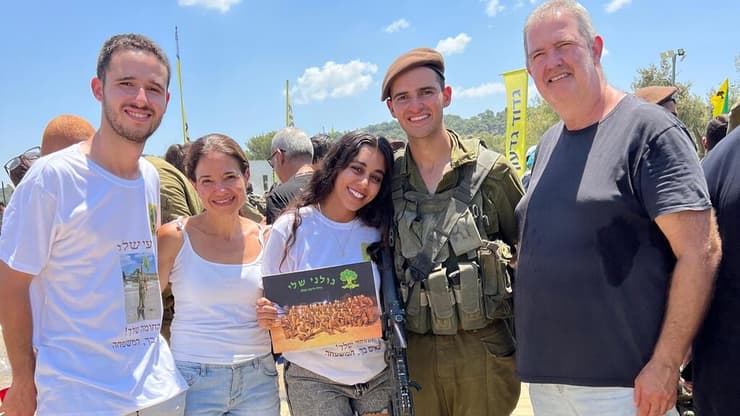 משפחת פרי עם רועי ז"ל. "מחמם את הלב לראות איך מנציחים את רועי שלנו"    