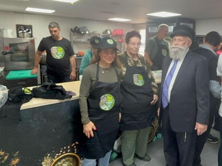 משמאל: רונית פרי, אמו של רועי ז"ל עם הרב גלויברמן בטקס חניכת בית התבשיל בלוד   