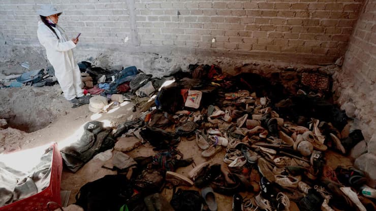 הנעליים שאותרו בחווה הנטושה: "זו המציאות שלנו" (צילום: ULISES RUIZ / AFP) חווה נטושה במערב מקסיקו שבה נמצאו שרידי עצמות אדם ותנורי שרפה