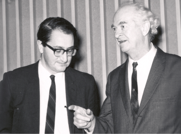 חקרו בהצלחה את יון הבי-פלואוריד מנקודת מבט תיאורטית שהתבססה על מכניקת הקוונטים. קרפלוס עם ליינוס פאולינג בצילום משנות ה-60 של המאה שעברה 