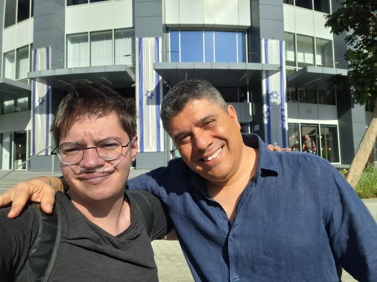 מימין: ברדוגו וקנבסקי יוצאים למסע לגילוי העבר