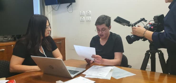 צחי נחשף לפרטים בחדר ישיבות בית החולים