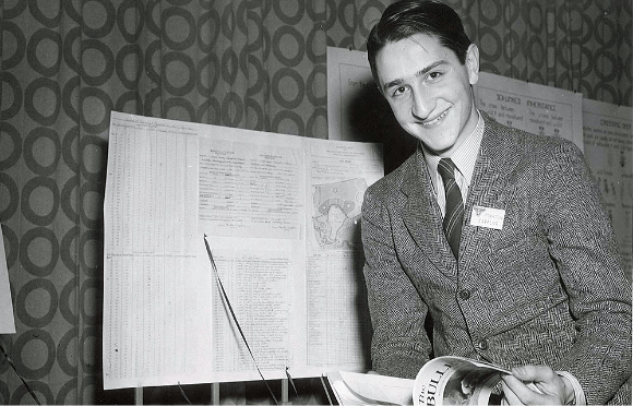 בן למשפחה יהודית-חילונית, בורגנית ומשכילה. קרפלוס ב-1947 כשעבודתו בנושא נדידת עופות זכתה בפרס