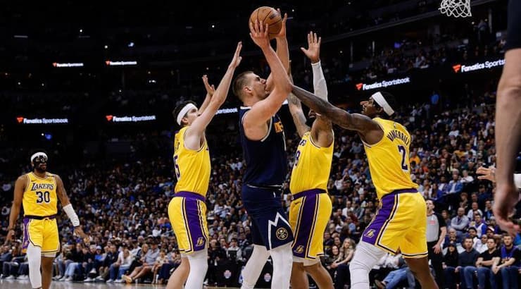 יוקיץ' מול הגנת הלייקרס