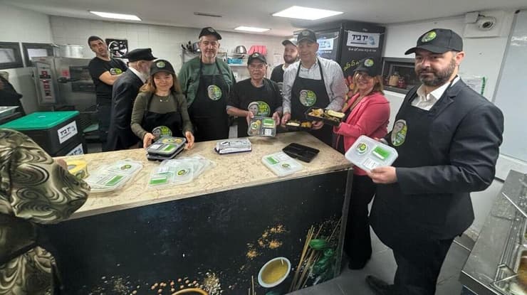 משמאל לימין: רונית ועופר פרי, הוריו של רועי ז"ל, עם ראש עיריית לוד יאיר רביבו וראש מועצת שוהם דפנה רבינוביץ', בטקס חניכת בית התבשיל  