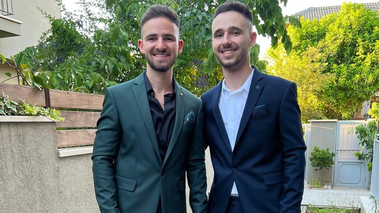 רועי ז"ל (משמאל) עם אחיו התאום, איתי    