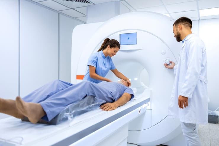 האם בעתיד ייכנסו לשימוש יותר כלי AI שיצליחו לגשר על הפערים בכוח האדם? (צילום: shutterstock) בדיקת MRI