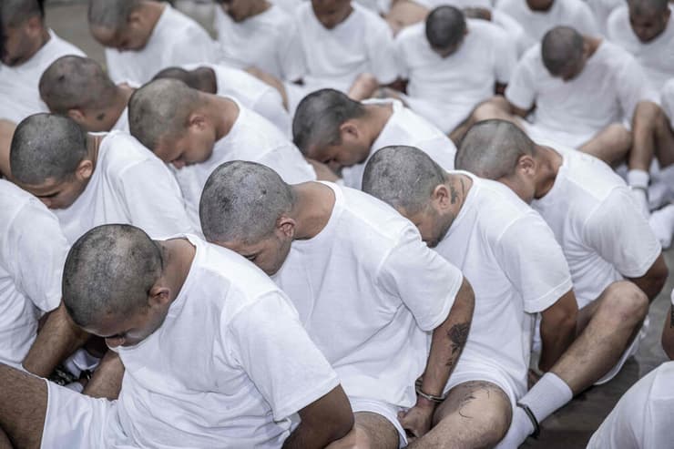 מהגרים חברי כנופיית הפשע טרן דה ארגואה שגורשו מ ארה"ב מועברים ל כלא ב אל סלבדור