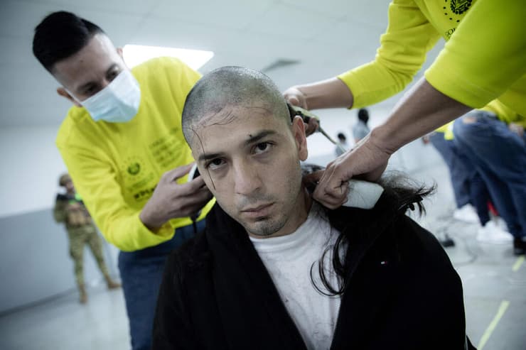 מהגרים חברי כנופיית הפשע טרן דה ארגואה שגורשו מ ארה"ב מועברים ל כלא ב אל סלבדור