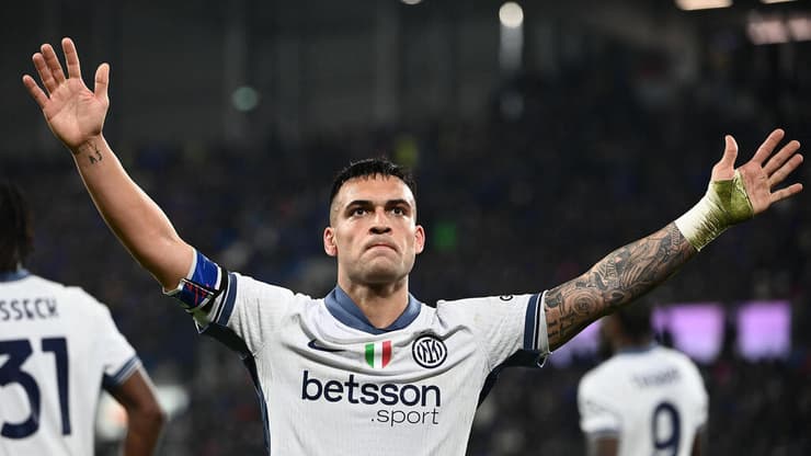 נשא את שם האל לשווא. לאוטרו מרטינס (Isabella BONOTTO / AFP) שחקן אינטר לאוטרו מרטינס