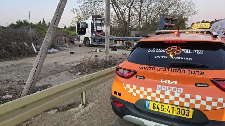 זירת התאונה של רוכב האופנוע שנפגע ממשאית בכביש 5923 סמוך למצר