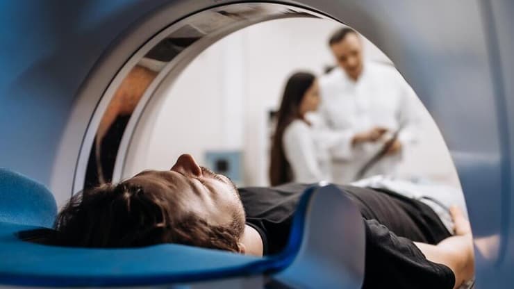 חשוב לזכור שה-MRI מבוסס על שדה מגנטי חזק מאוד, בעוצמה הגדולה פי 30 אלף מהשדה המגנטי של כדור הארץ (צילום: shutterstock) בדיקת MRI