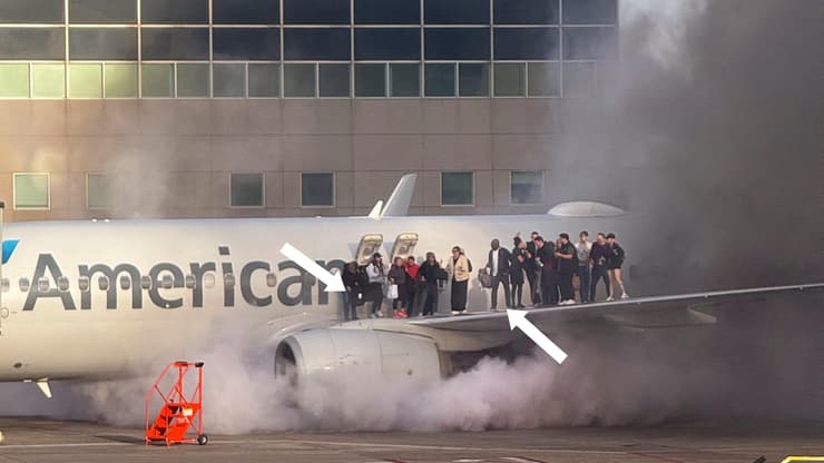 נוסעים מחולצים ממטוס אמריקן איירליינס שעולה באש