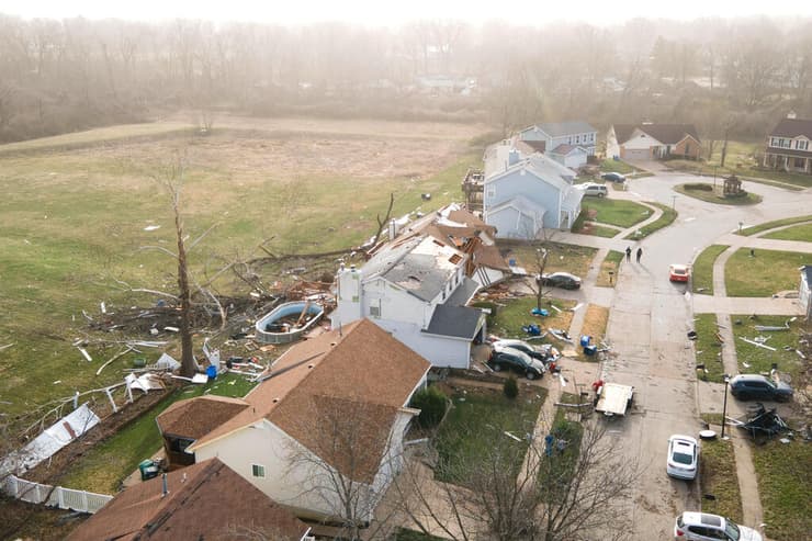 הרס מפגיעת סופת טורנדו במיזורי. "אני די בטוחה שאיבדנו את הבית והמכוניות שלנו" (צילום:REUTERS/Lawrence Bryant) ארה"ב טורנדו מיזורי