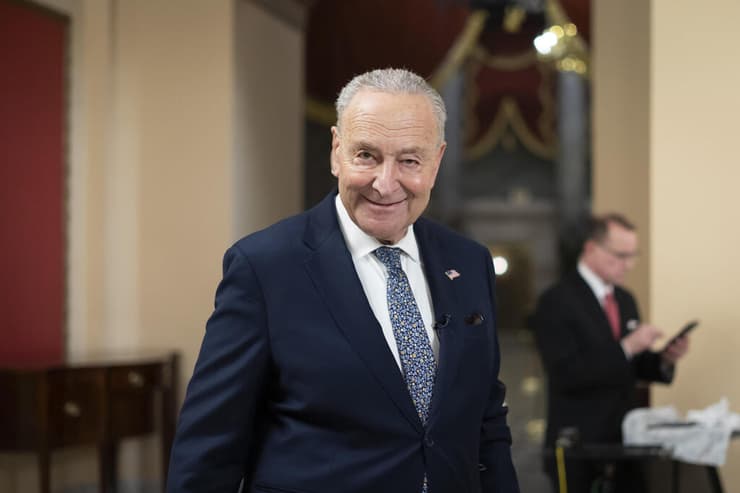 צ'אק שומר לקראת ריאיון בוושינגטון (צילום: AP Photo / Ben Curtis) צ'אק שומר לקראת ריאיון בוושינגטון