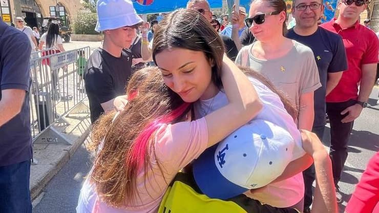 ילדים מחבקים את ארייב בתהלוכת פורים בי-ם, השבוע (צילום: עידן בלומהוף) קארינה ארייב מקבלת משלוחי מנות מילדים במהלך תהלוכת “פורים מאוחדים 2025” בירושלים