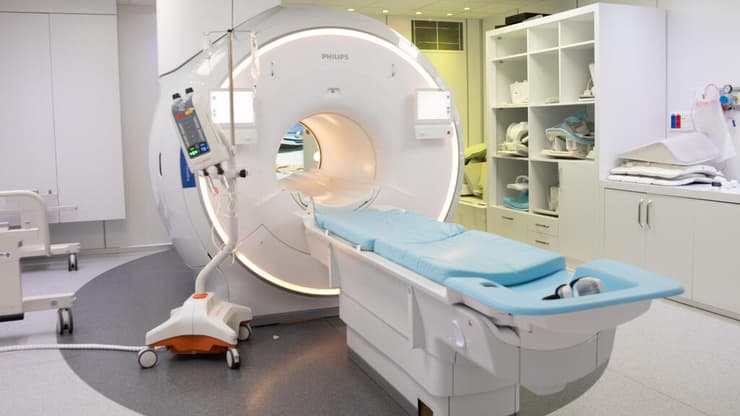 מכשיר MRI בבית החולים אסותא רמת החייל. עוד מכשירים מתווספים במקומות שונים בארץ, מי יפעיל אותם? (צילום: יובל חן) מכשיר MRI בבית החולים אסותא רמת החייל