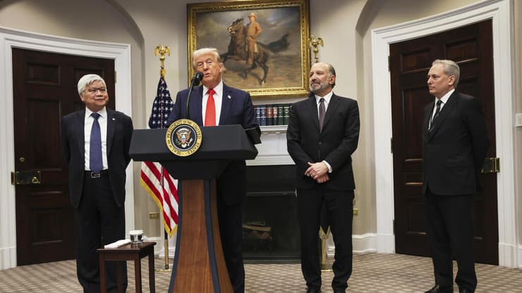 דונלד טראמפ ומנכ"ל TSMC (משמאל) בהודעה על ההשקיעה