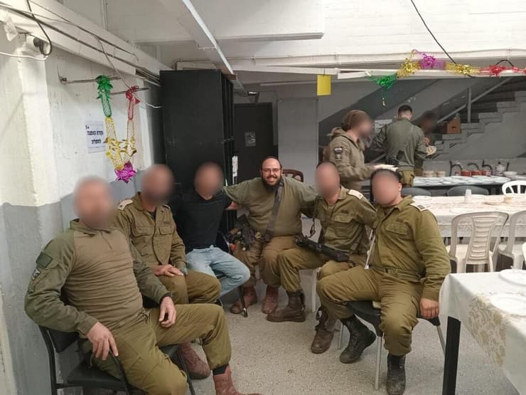 הרב עדיאל גץ ולוחמים בגדוד (צילום: דובר צה"ל) הרב עדיאל גץ ולוחמים בגדוד