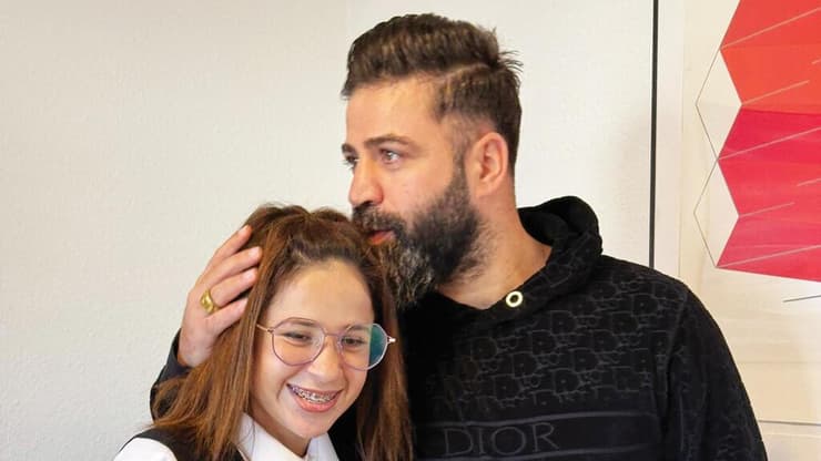 פאוזיה עם דאוד, נציג הקרן שסייעה בחילוץ (צילום: ניק קוליוחין) פאוזיה אמין סידו, עם דאוד, נציג הקרן שחילצה אותה