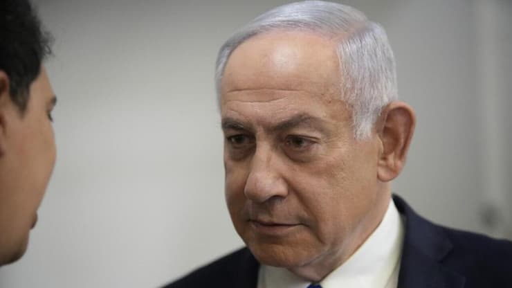 רה"מ בנימין נתניהו נכנס לאולם הדיונים על מנת לתת את עדותו בתיקי אלפים
