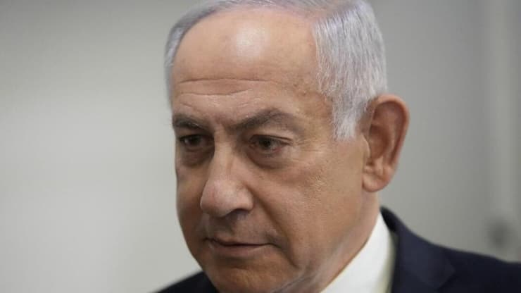 רה"מ בנימין נתניהו נכנס לאולם הדיונים על מנת לתת את עדותו בתיקי אלפים