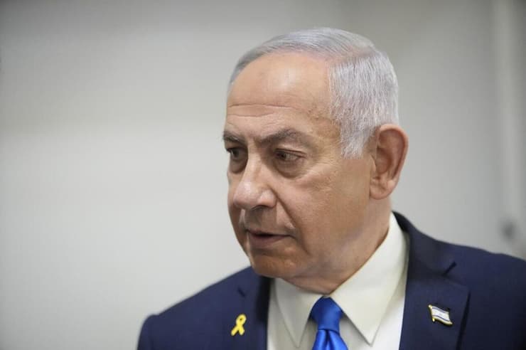 רה"מ בנימין נתניהו נכנס לאולם הדיונים על מנת לתת את עדותו בתיקי אלפים