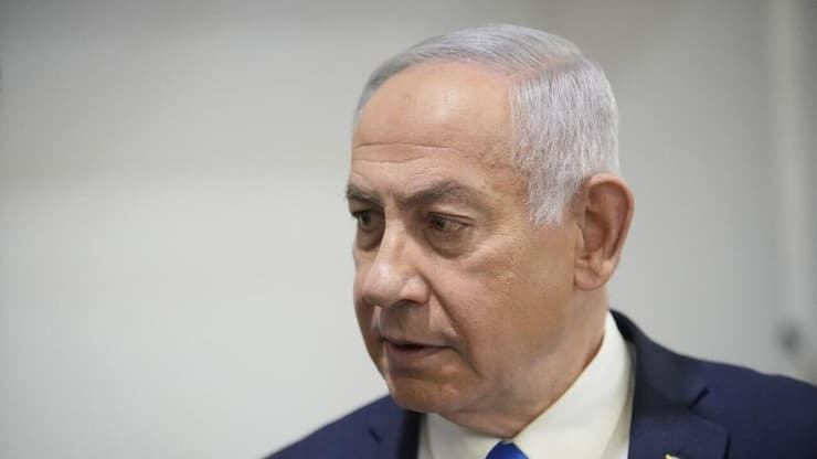 רה"מ בנימין נתניהו נכנס לאולם הדיונים על מנת לתת את עדותו בתיקי אלפים