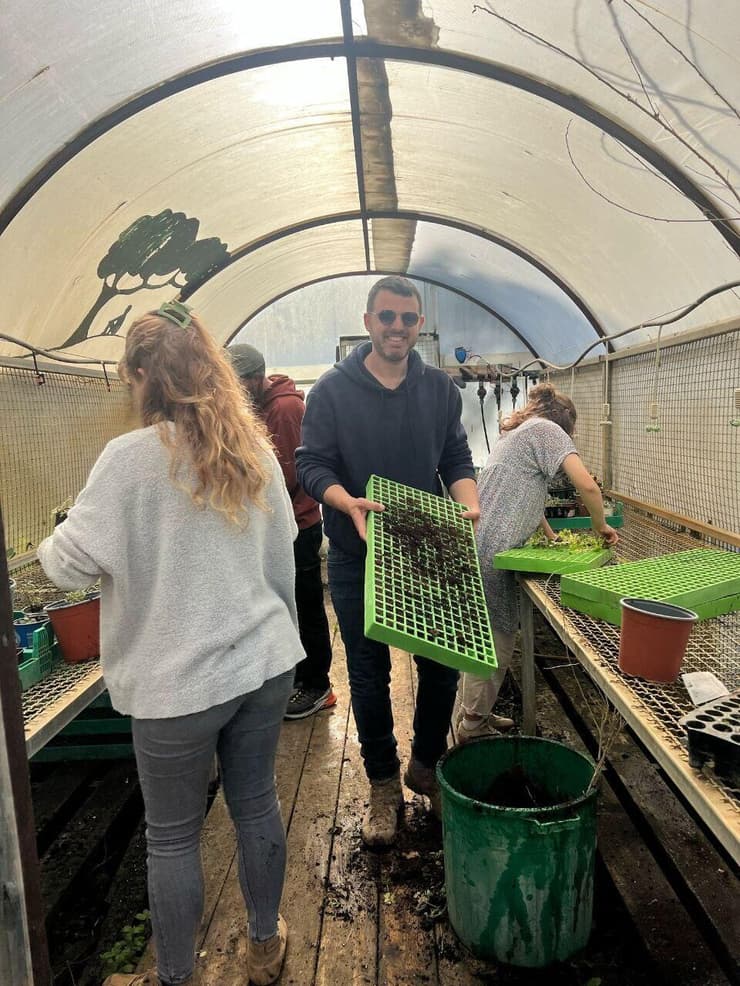 שמוליק והמתנדבים בחממה הטיפולית - שבקרוב תיפתח בפני חיילים פוסט טראומתיים   