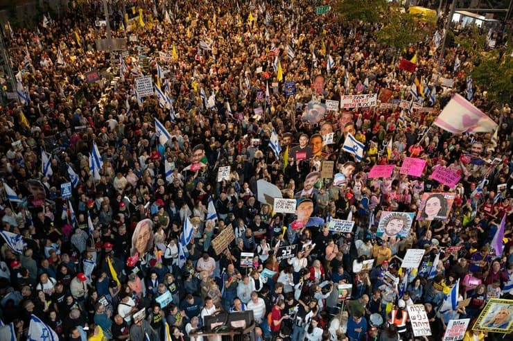 המחאה הגדולה בתל אביב, שבת (צילום: יובל חן ) לינה במאהל משפחות החטופים בשער בגין בקריה