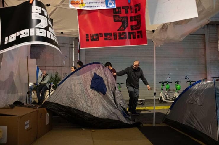 צילום: יובל חן לינה במאהל משפחות החטופים בשער בגין בקריה