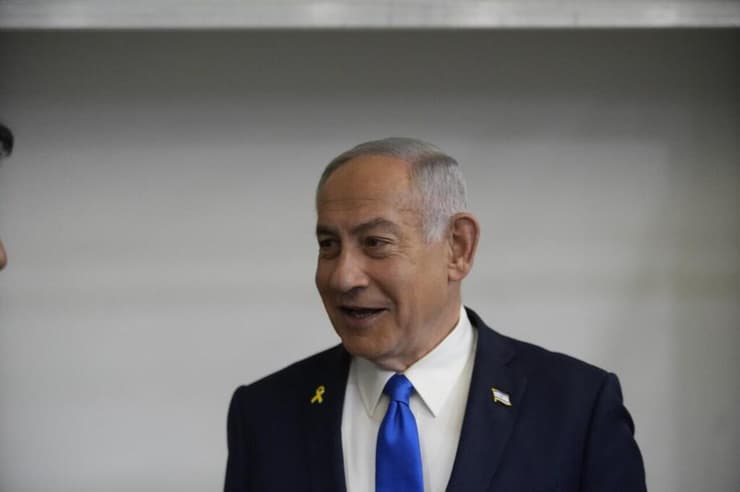 רה"מ בנימין נתניהו נכנס לאולם הדיונים על מנת לתת את עדותו בתיקי אלפים