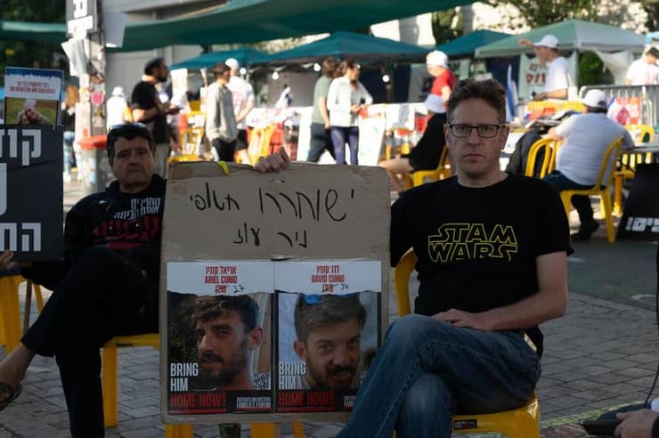 "לא יכול לחזור לחיים ברגילים". שי מוזס (צילום: יובל חן ) לינה במאהל משפחות החטופים בשער בגין בקריה