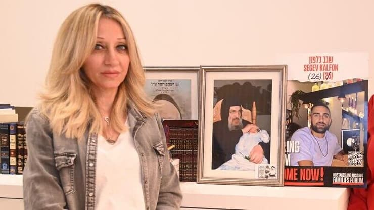 שמחה קמרי, עובדת סוציאלית, מלווה את משפחתו של החטוף שגב כלפון בתמונה משותפת עם אמו של שגב - גלית