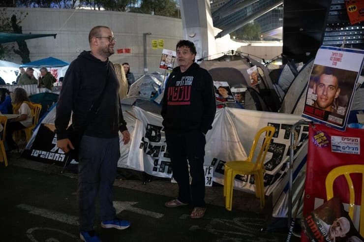 רוב הנוכחים לא מתרגשים מהקללות. אלי אליעזר (צילום: יובל חן ) לינה במאהל משפחות החטופים בשער בגין בקריה