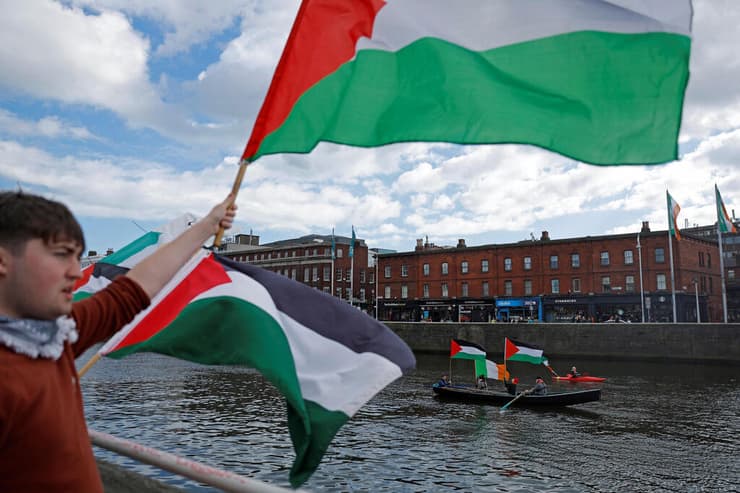 אירלנד יום פטריק הקדוש דבלין מפגינים למען פלסטינים דגלי פלסטין