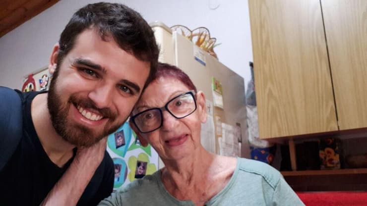 סבתא ג'ינה ושמוליק. "הקדישה את חייה לשני דברים שאהבה בכל ליבה: חינוך ילדים וטיפוח צמחים" סבתא ג'ינה ושמוליק. "הקדישה את חייה לשני דברים שאהבה בכל ליבה: חינוך ילדים וטיפוח צמחים"
