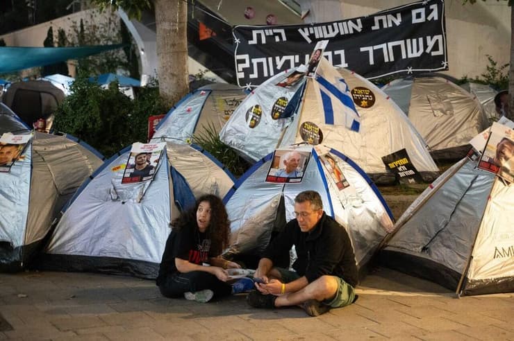 צילום: יובל חן לינה במאהל משפחות החטופים בשער בגין בקריה