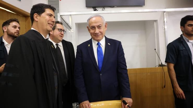 רה"מ בנימין נתניהו נכנס לאולם הדיונים על מנת לתת את עדותו בתיקי אלפים