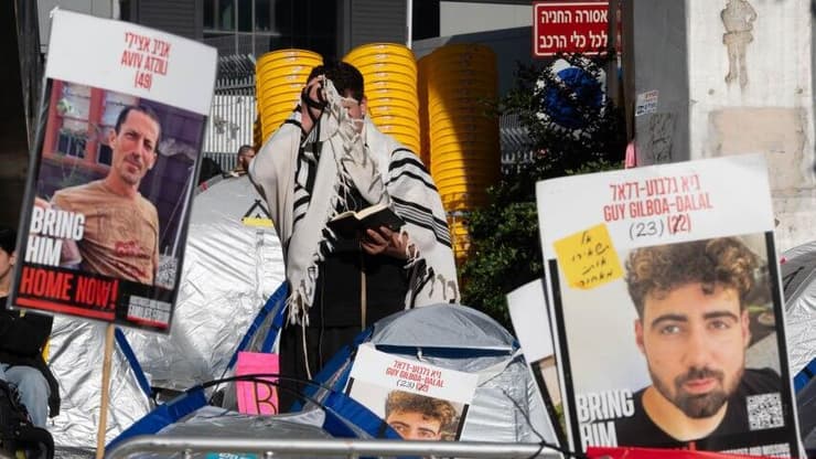 צילום: יובל חן לינה במאהל משפחות החטופים בשער בגין בקריה