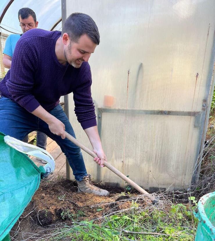 שמוליק ב"ג'ינה טיפולית". "העיסוק בפרויקט הוא צמיחה מתוך כאב"    