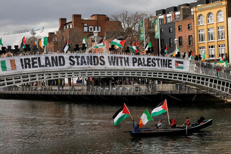 אירלנד יום פטריק הקדוש דבלין מפגינים למען פלסטינים דגלי פלסטין