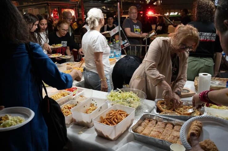 ארוחת ערב במאהל החטופים (צילום: יובל חן ) לינה במאהל משפחות החטופים בשער בגין בקריה